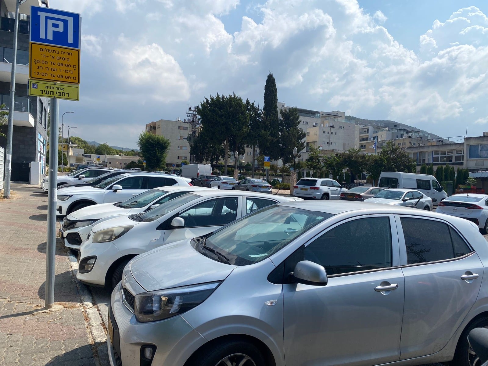 עיריית טירת כרמל תאפשר חניה בחינם באזורי כחול-לבן עד סוף יוני 2025
