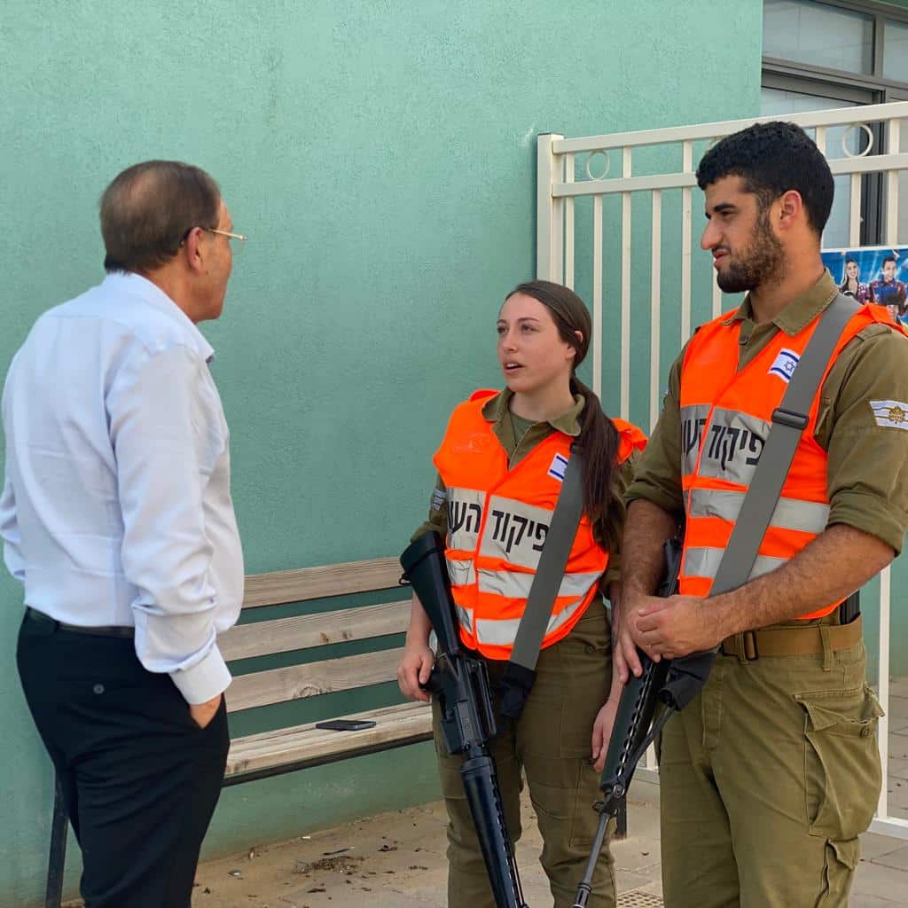 חיילי וחיילות פיקוד העורף המוצבים בכניסה לאשכולות הגנים בטירת כרמל