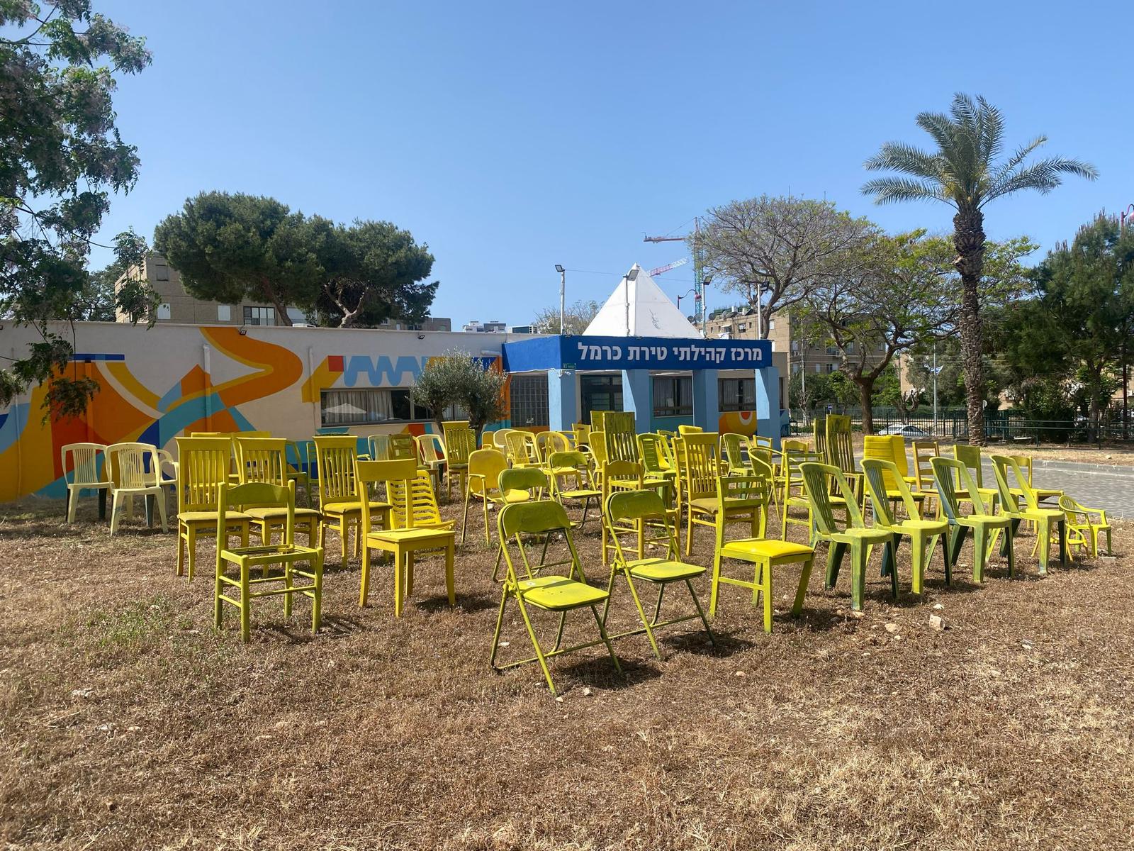 מיצג כסאות צהובים להעלאת המודעות לחטופים הוצב ברחבת מתנ"ס טירת כרמל