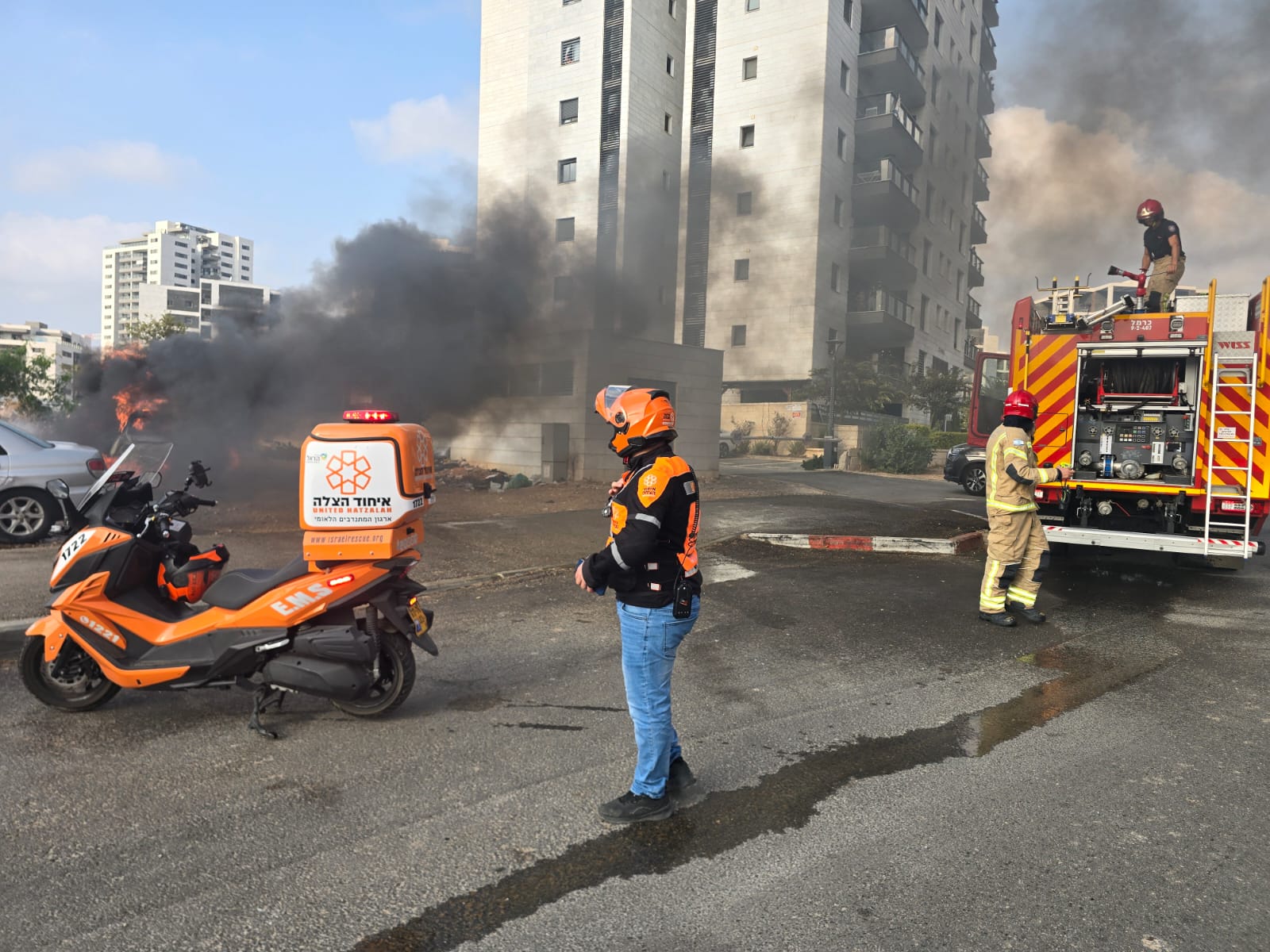 רכב עלה באש ברחוב מנחם בגין בטירת כרמל