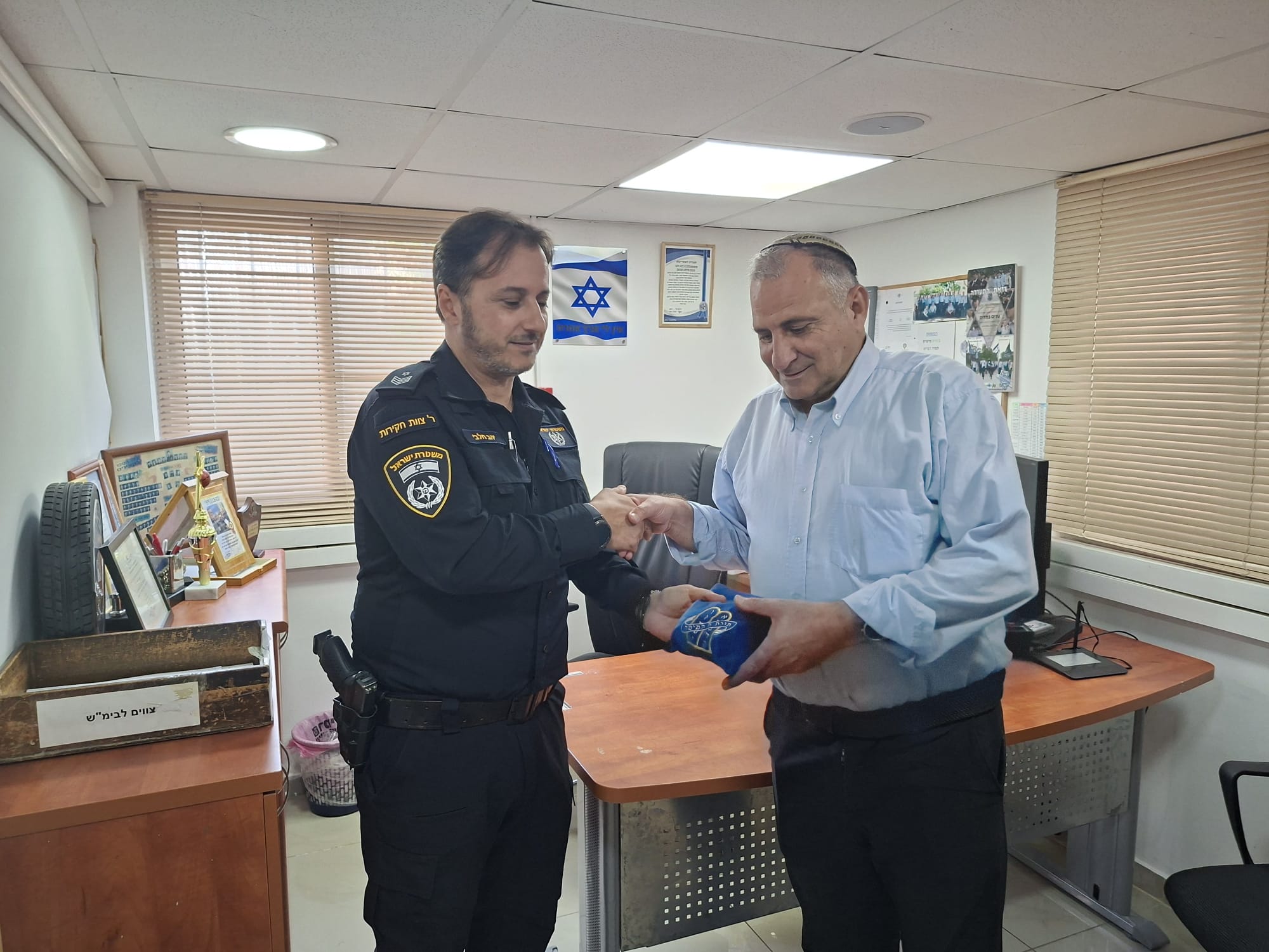 שוטרי טירת כרמל איתרו והשיבו תפילין שנגנבו מבעליהן