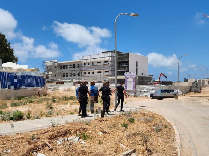 שוהים בלתי חוקיים באתר בניה בטירת כרמל